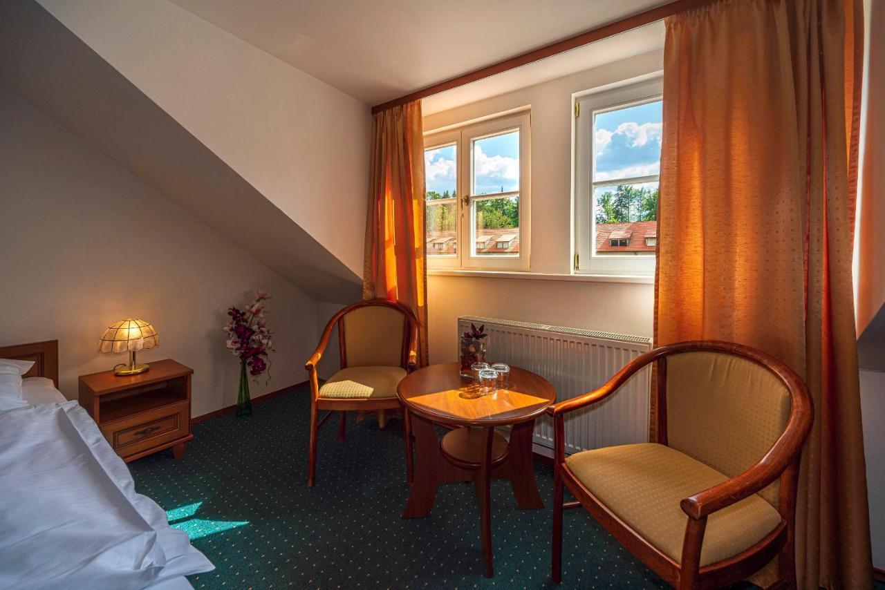 Zamecky Hotel Metternich Velka Hledsebe Exterior photo